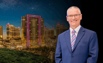 เควิน เคลย์ตัน กาแล็กซี่ รีสอร์ท เอ็นเตอร์เทนเมนต์คอมเพล็กซ์ Galaxy Resorts