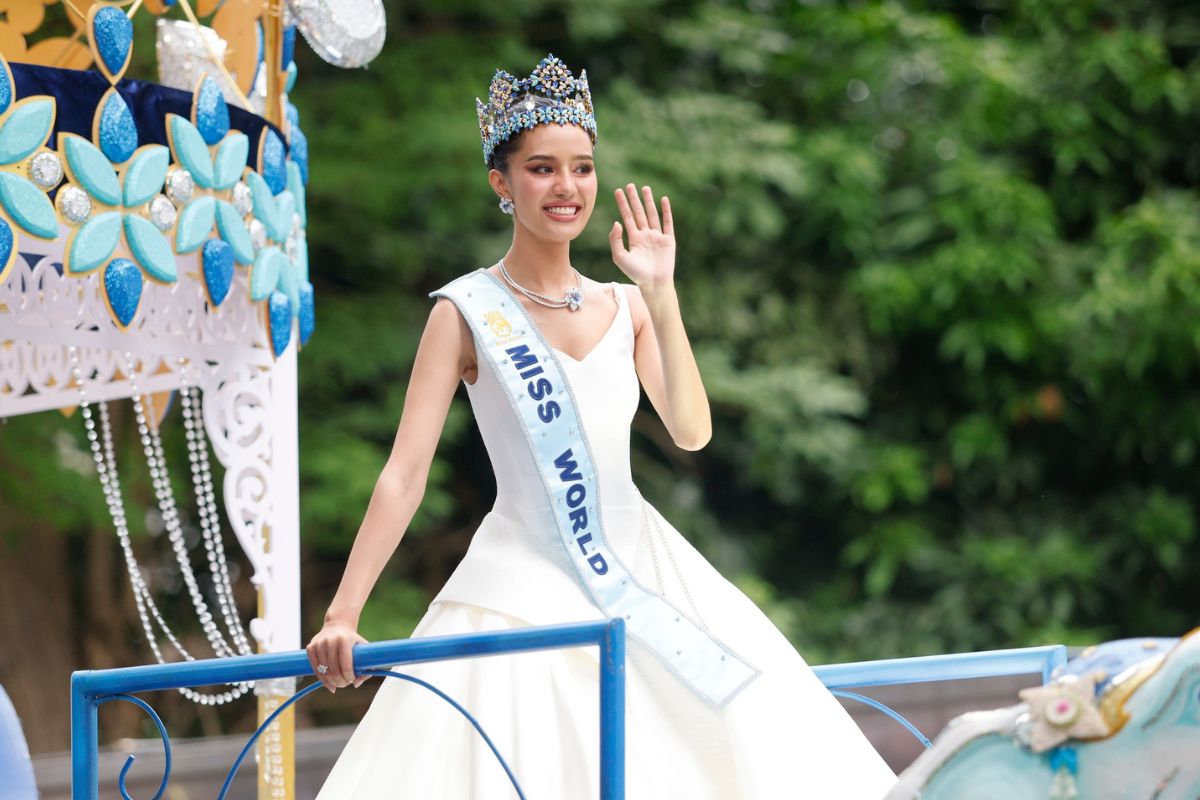 แห่ โอปอล – สุชาตา ยิ่งใหญ่ สมมงฯ แฟนนางงามรอรับแน่นสองข้างทาง