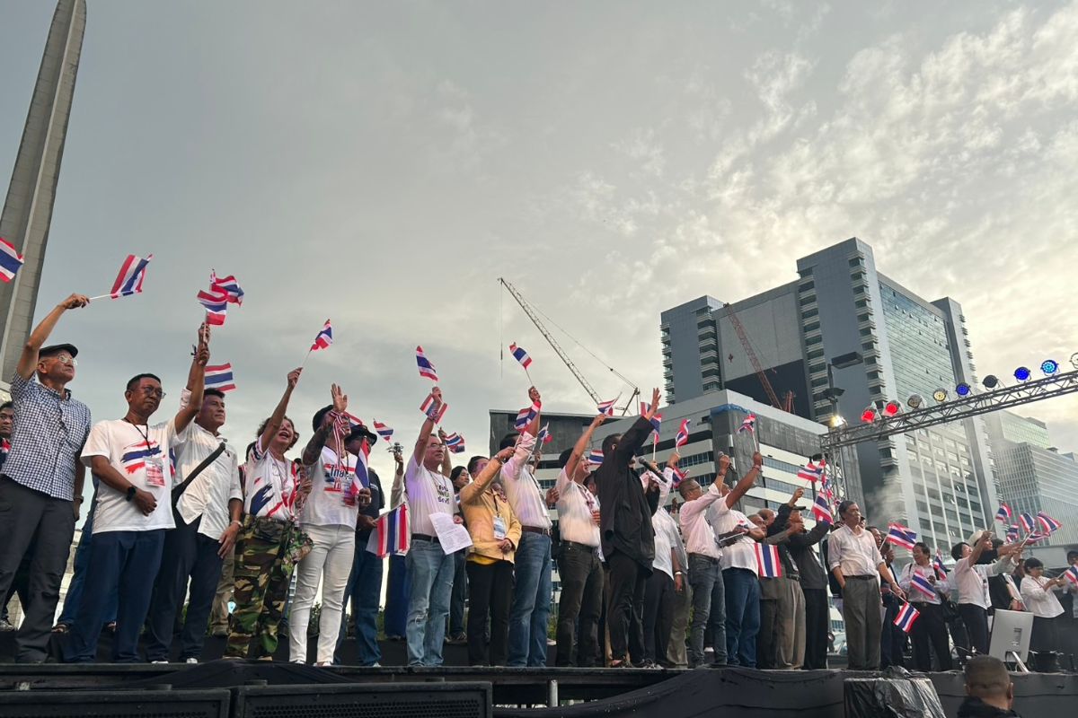 แกนนำกลุ่มรวมพลังแผ่นดิน นำร้องความฝันอันสูงสุด-เราสู้-เพลงชาติ กึกก้องอนุสาวรีย์ฯ