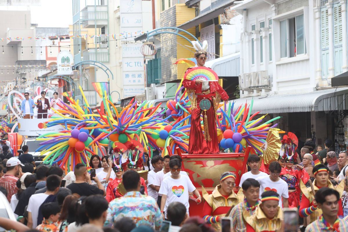 ผู้ว่าฯ ภูเก็ต นำทีมเดินพาเหรดส่งท้ายงาน ‘Pride 2025’