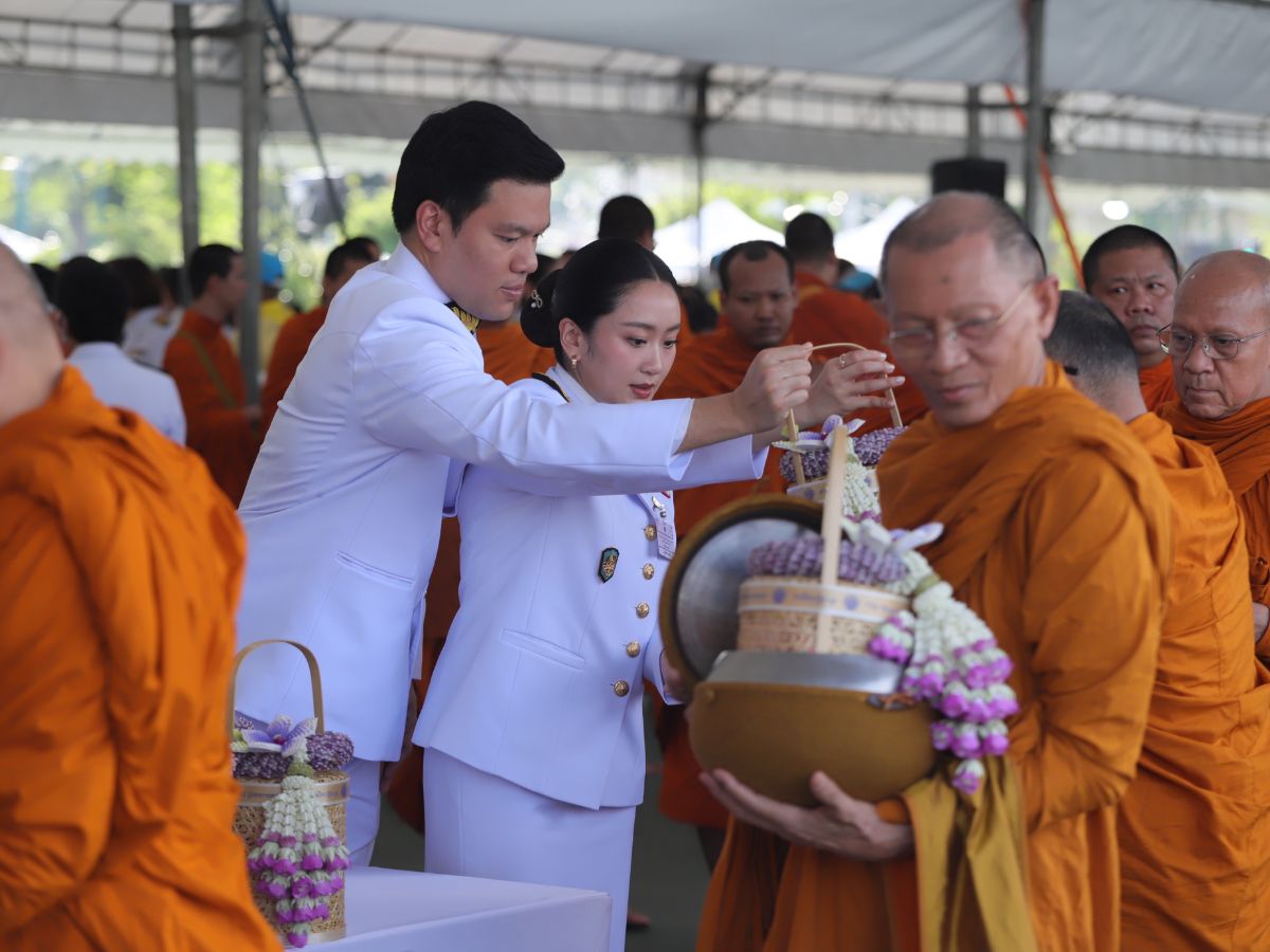 “นายกฯ” นำ ครม.ตักบาตรพระสงฆ์ ถวายพระราชกุศล เนื่องในโอกาสวันเฉลิมพระชนมพรรษา สมเด็จพระราชินี