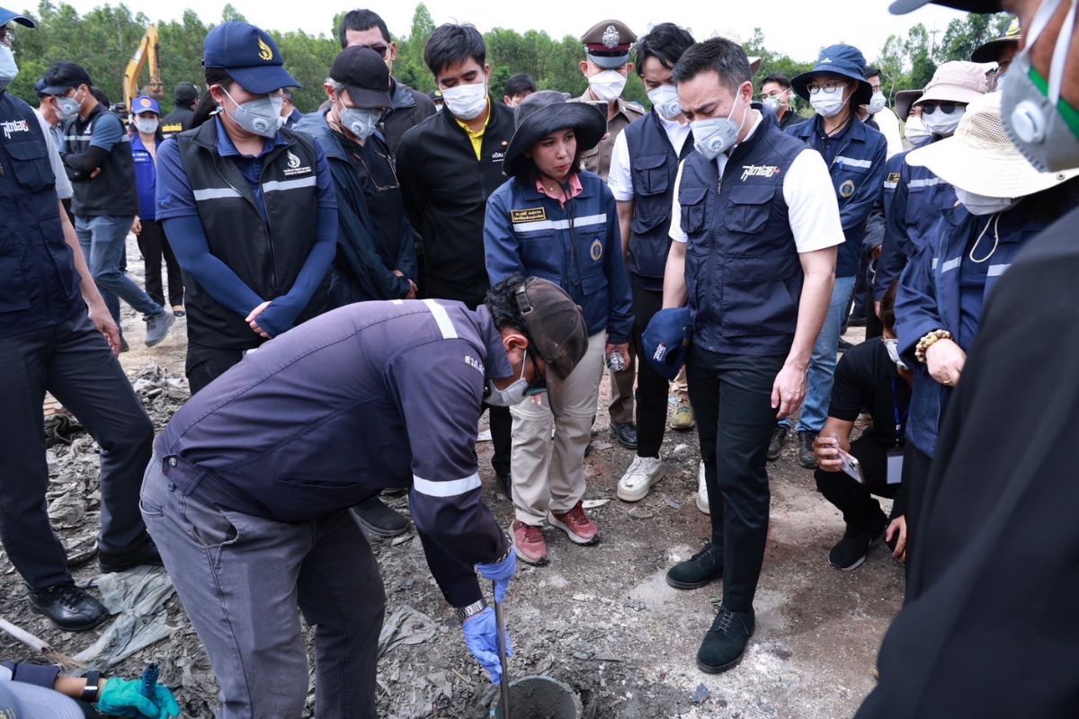 เอกนัฏ ลุยขุดกากพิษซุกดินเกือบ 5 หมื่นตัน จ.ฉะเชิงเทรา จ่อเอาผิดเจ้าหน้าที่
