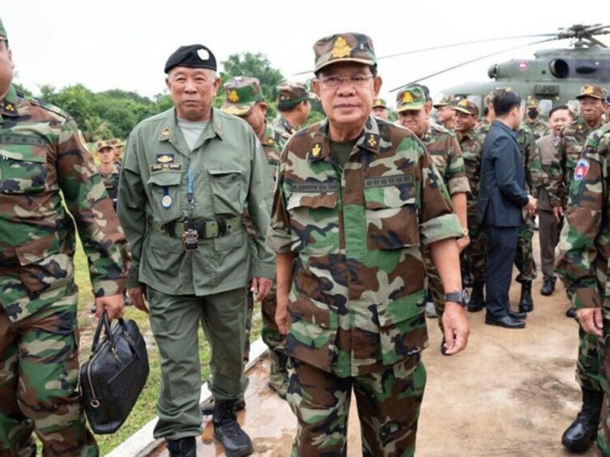 ฮุน เซน สวมชุดทหารลงพื้นที่ชายแดนไทย-กัมพูชา ตรวจเยี่ยมกองทัพ