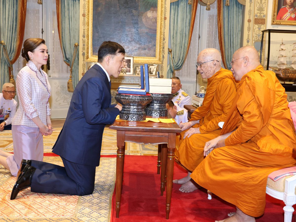 สมเด็จพระสังฆราช เฝ้าฯในหลวง พระราชินี ถวายเหรียญพระบรมรูป ร.10