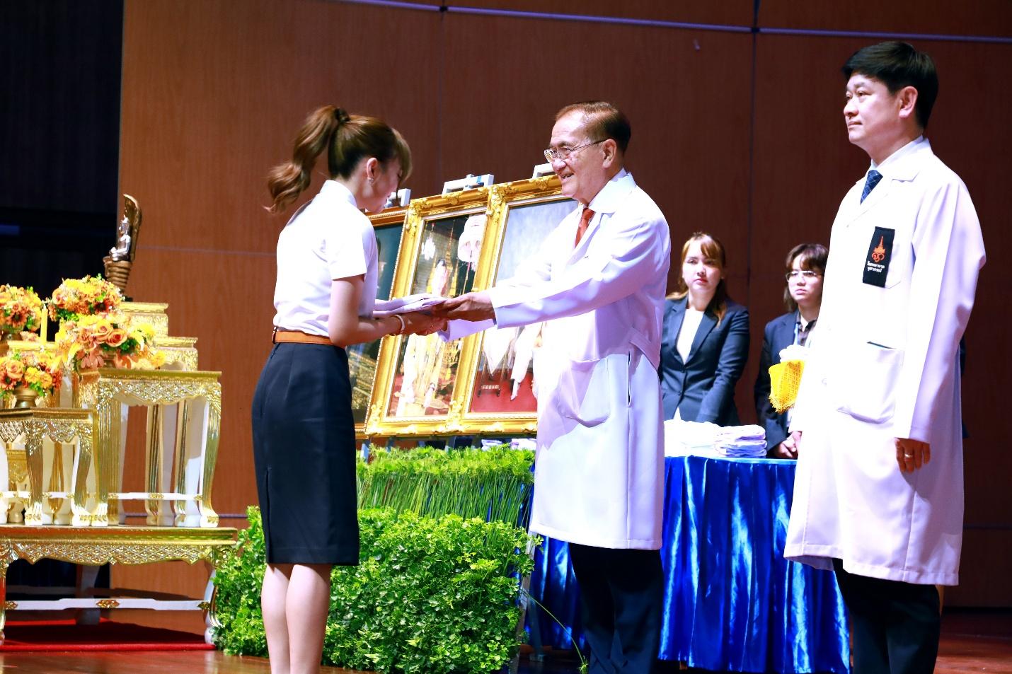 คณะแพทยศาสตร์ศรีสวางควัฒน ราชวิทยาลัยจุฬาภรณ์ จัด “พิธีมอบเสื้อกาวน์และปฎิญาณตน”