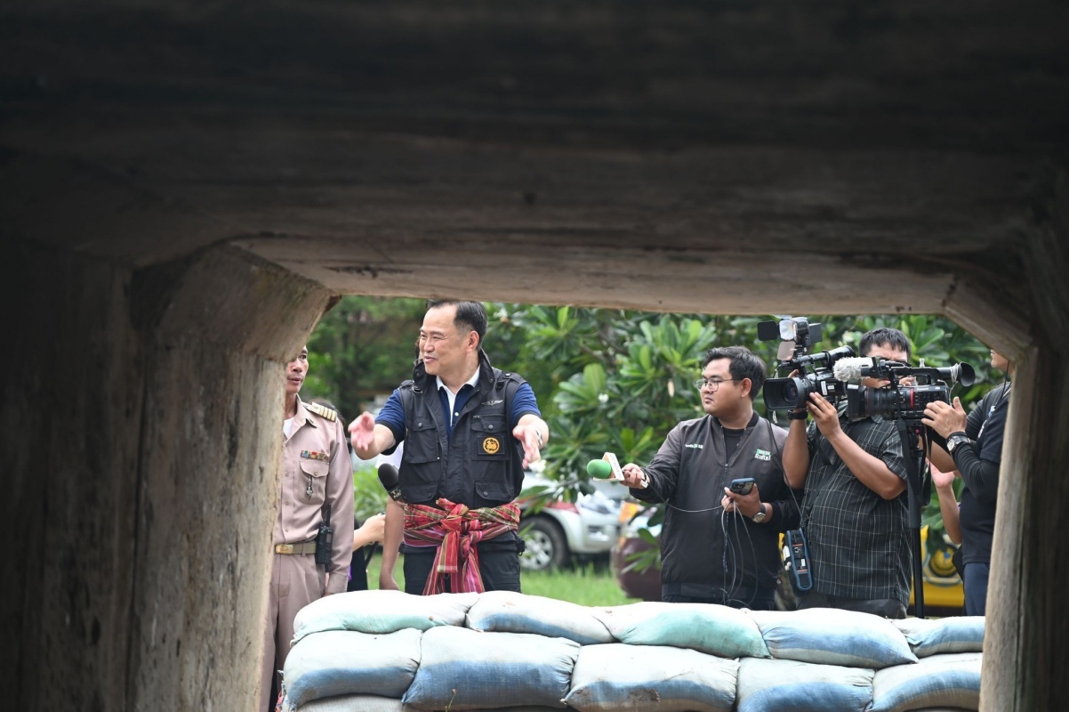 อนุทิน ถก 7 ผู้ว่าฯ ชายแดนกัมพูชา นั่งตากฝนกินข้าวกับชาวบ้าน อ.น้ำยืน 