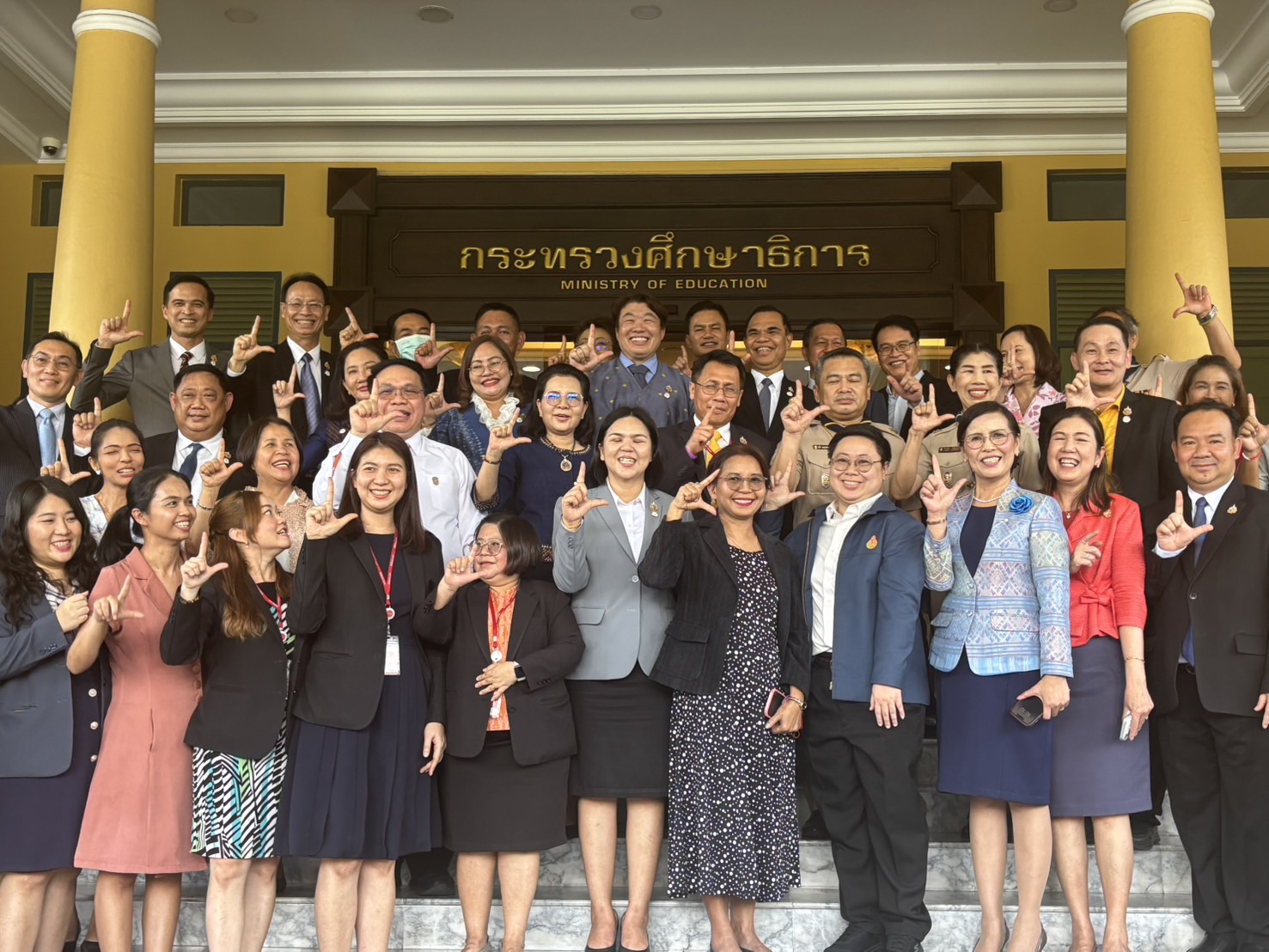 สิริพงศ์ ลาออกตามมติพรรค ทิ้งท้ายฝากเดินหน้าพัฒนาเด็กไทย