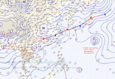 แผนที่อากาศผิวพื้น : ร่องมรสุมพาดผ่านภาคเหนือตอนบนและประเทศลาวตอนบน เข้าสู่หย่อมความกดอากาศต่ำบริเวณประเทศเวียดนามตอนบน และมีพายุ Sepat ในมหาสมุทรแปซิฟิก (บนขวา)