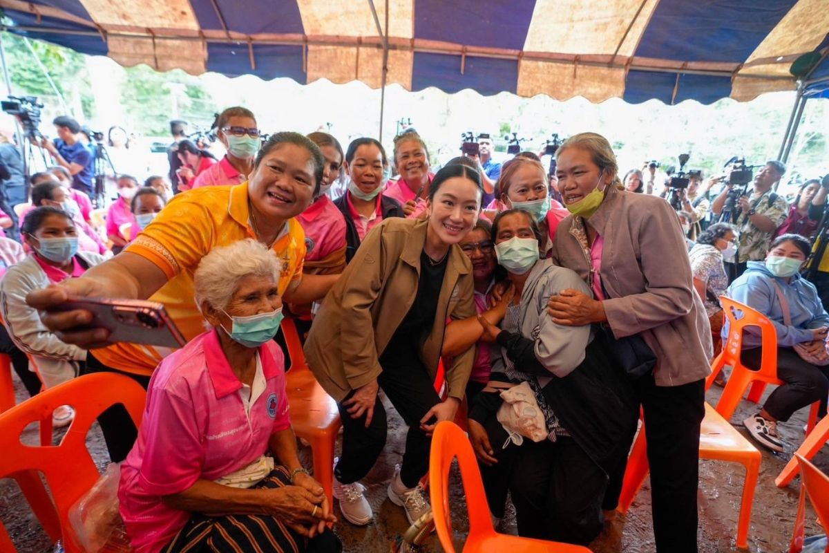 นายกฯ พบชาวสุรินทร์ แนะของบมหาดไทยทำบังเกอร์ หลังขอบริจาคยางรถยนต์