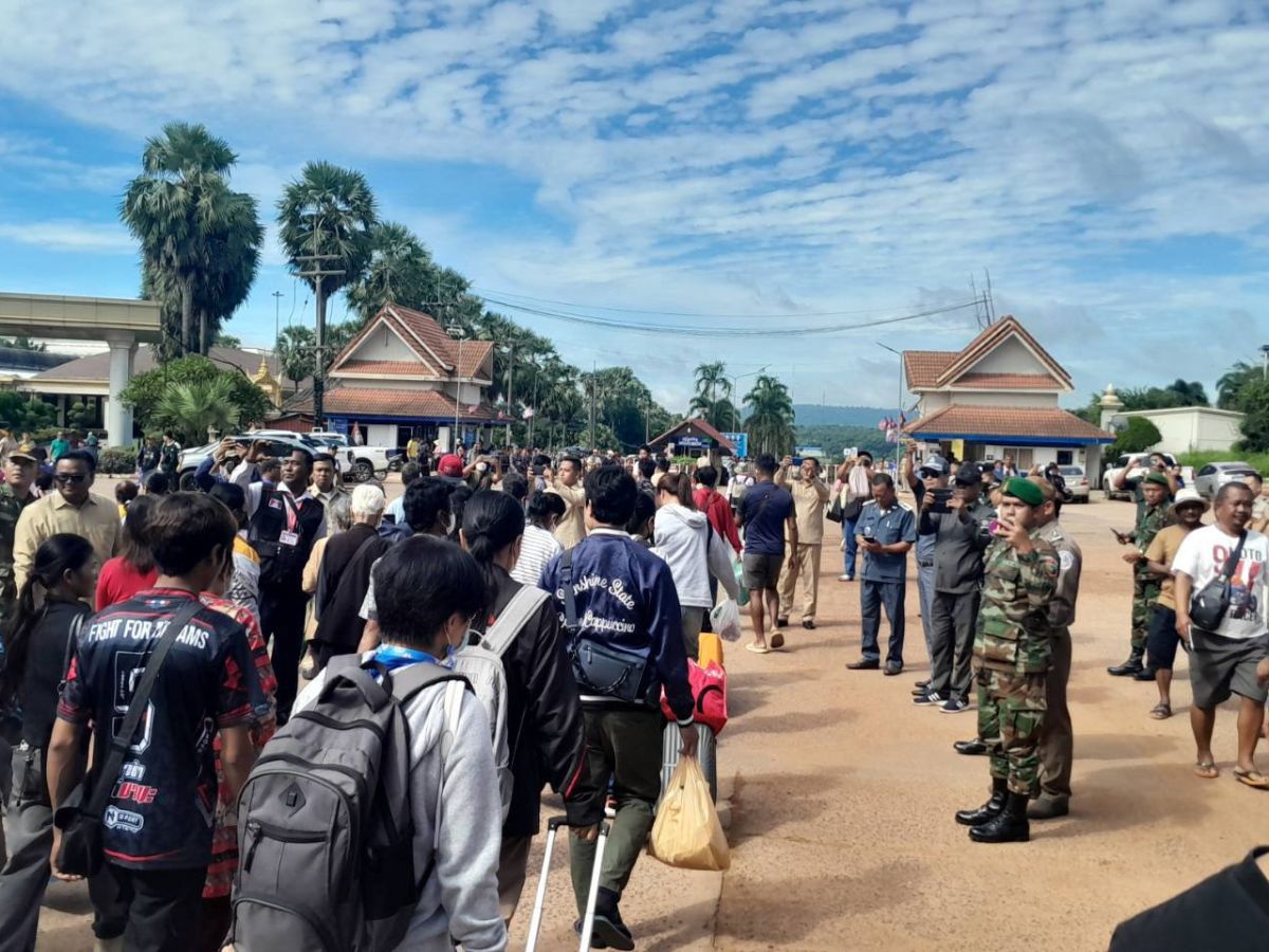 ด่านช่องจอมแน่น! แรงงานกัมพูชาแห่กลับประเทศ รถขนสินค้าต่อคิวข้ามวัน