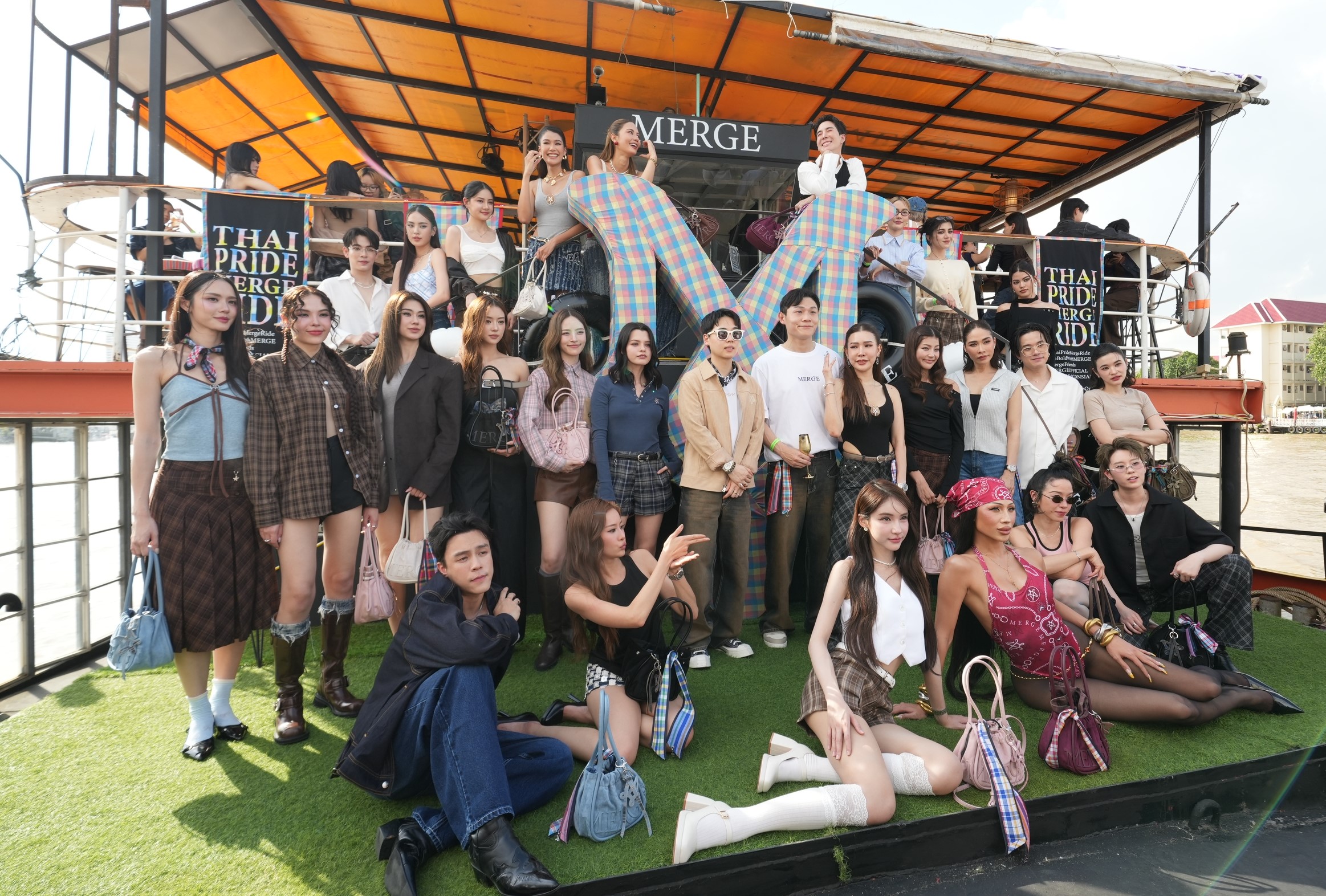 Merge จัดใหญ่กลางเจ้าพระยา ฉลอง Pride Month อวดโฉมกระเป๋าคอลเล็กชั่นใหม่