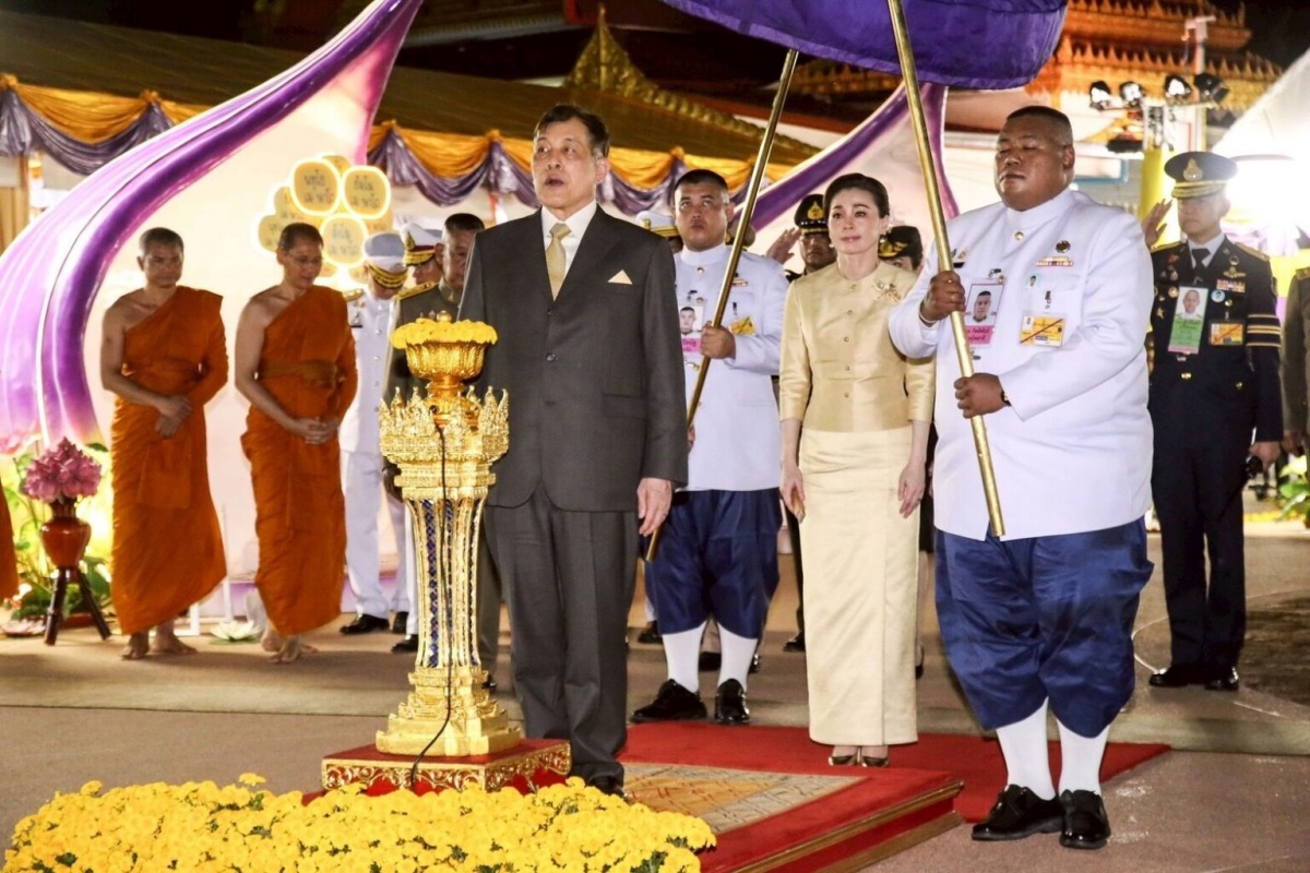 ‘ในหลวง – พระราชินี’ ทรงเปิดป้ายชื่ออุโบสถกลางน้ำ วัดเกาะแก้ว จ.อำนาจเจริญ