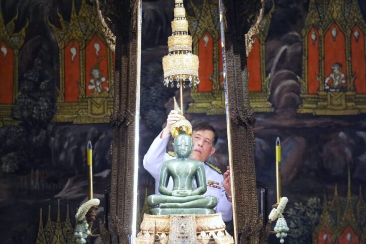 ในหลวง พระราชินี เสด็จฯ ทรงเปลี่ยนเครื่องทรงพระแก้วมรกต จากฤดูร้อนเป็นฤดูฝน ในหลวง พระราชินี เสด็จฯ ทรงเปลี่ยนเครื่องทรงพระแก้วมรกต จากฤดูร้อนเป็นฤดูฝน