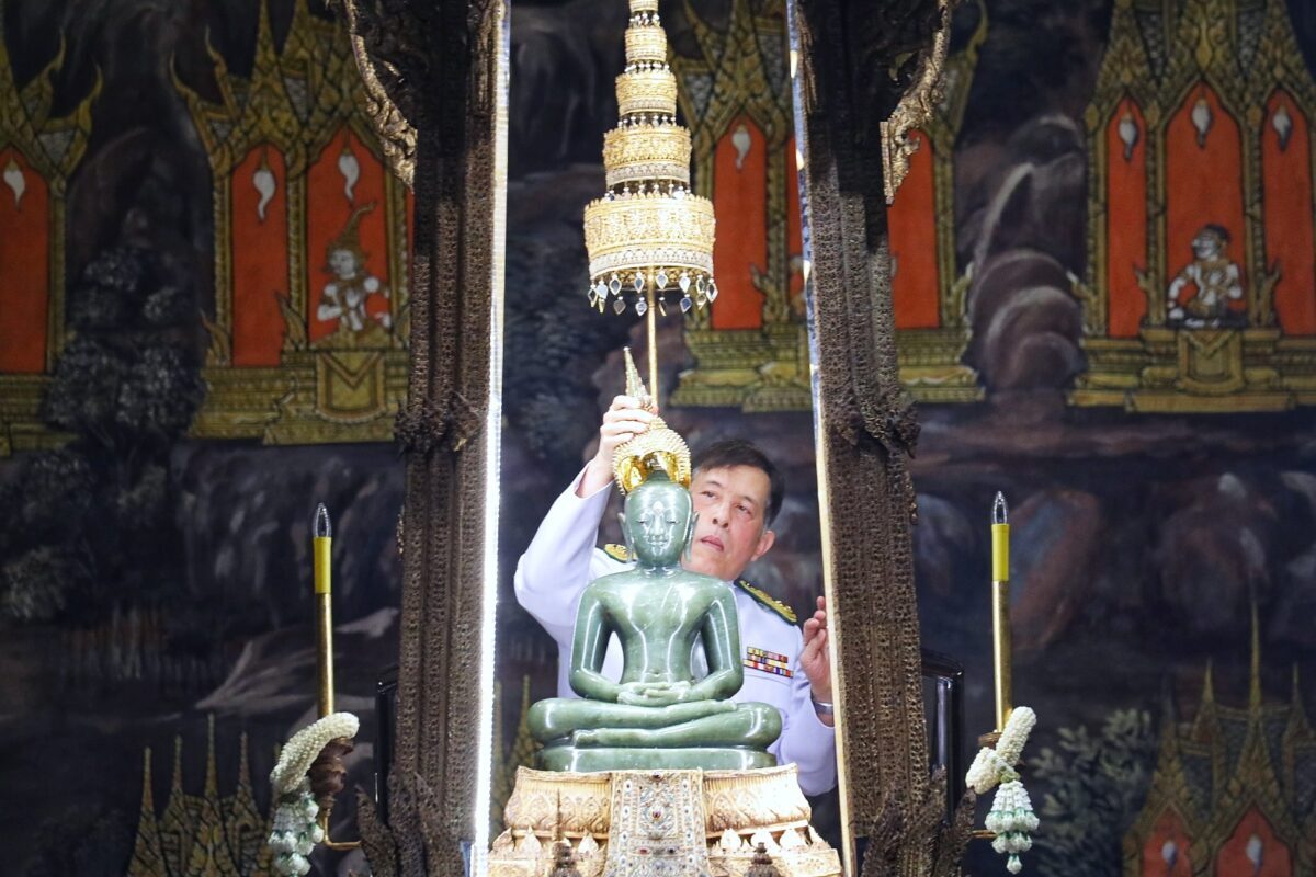 ในหลวง พระราชินี เสด็จฯ ทรงเปลี่ยนเครื่องทรงพระแก้วมรกต จากฤดูร้อนเป็นฤดูฝน