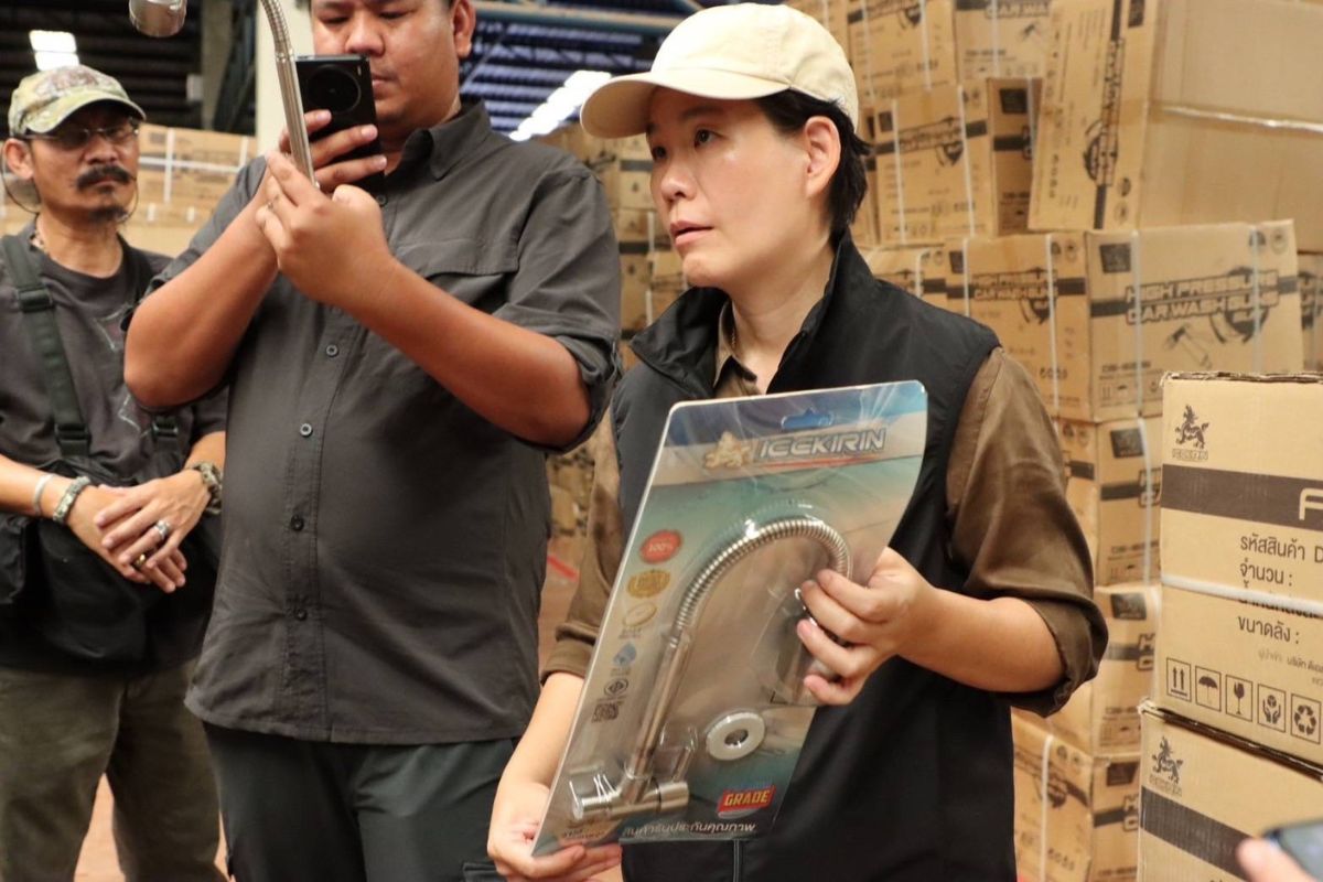 ทีมสุดซอย ค้นโกดัง ‘ตราแรด-SWORDFISH’ ลอบติด มอก.ปลั๊กไฟสวิตช์ไฟขายทั่วประเทศ