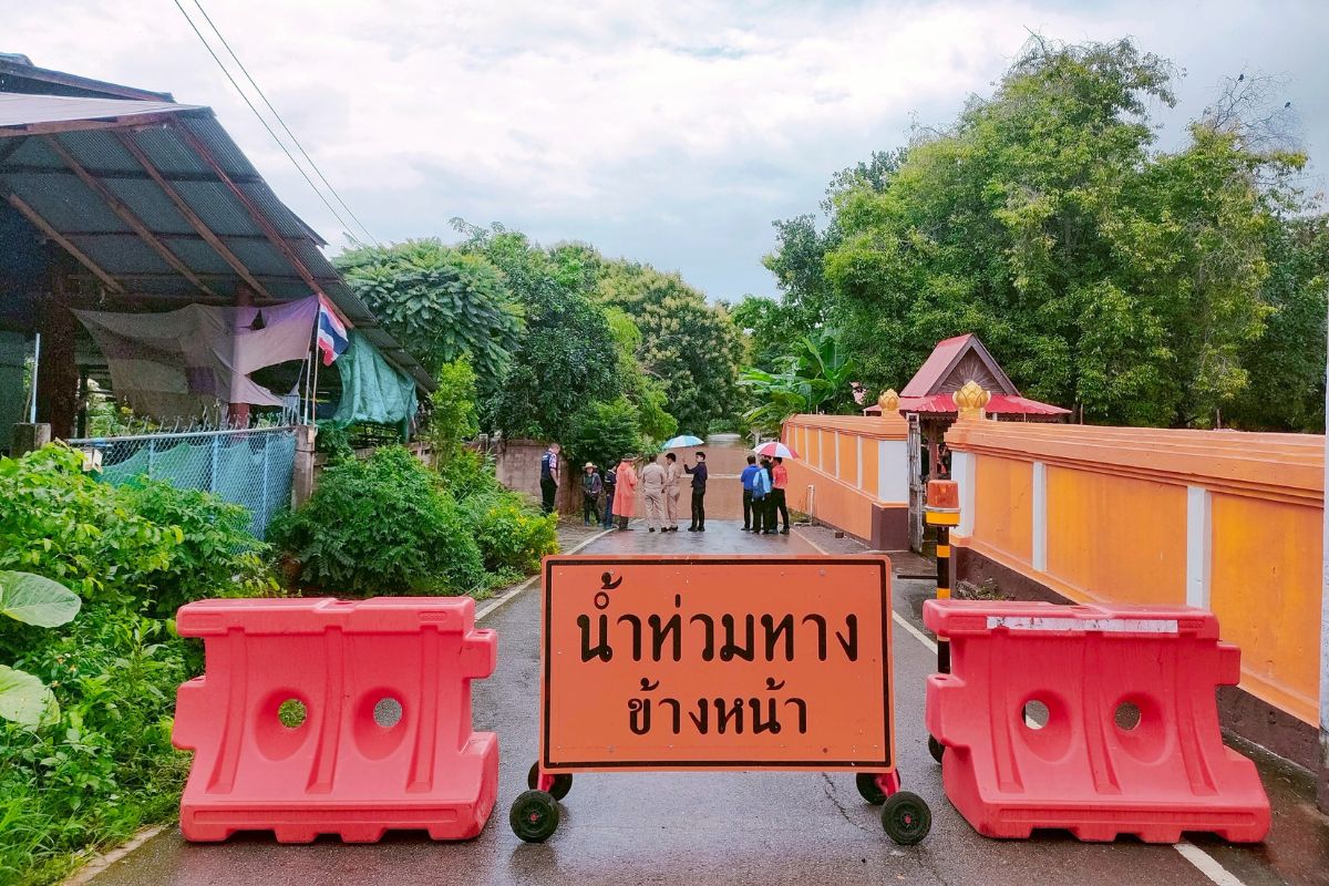 แพร่ สะพานข้ามแม่น้ำยม ถูกน้ำพัดพังเสียหาย ผู้ว่าฯลงพื้นที่สั่งเลี่ยงเส้นทาง