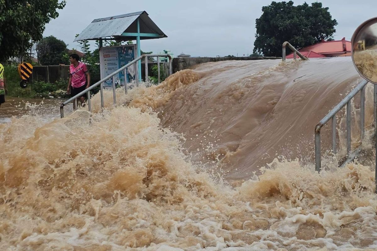 สุโขทัย ‘แม่น้ำยม’ ล้นคันกัน ทะลักท่วมพื้นที่เศรษฐกิจอำเภอเมืองเช้านี้