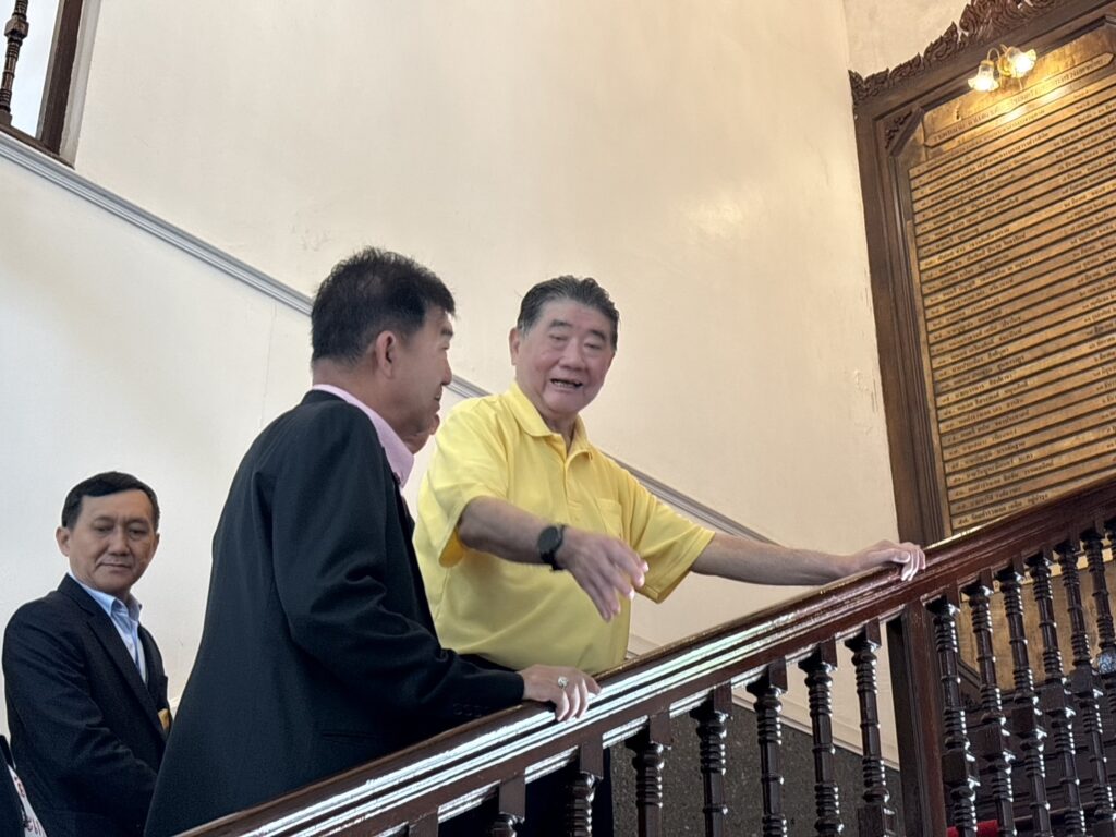 นายภูมิธรรม เวชยชัย