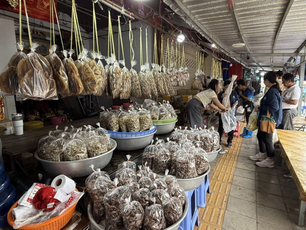ร้านค้าบริเวณชายแดนบ้านหาดเล็กที่เงียบเหงา สินค้าปลาของแห้งเหลือเต็มไม่มีคนมาซื้อ