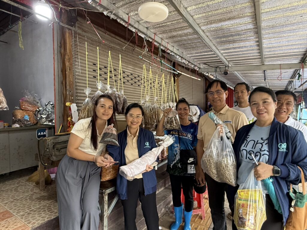 ทีมหอการค้าพูดคุยกับพ่อค้าแม่ค้าและชาวบ้านในพื้นที่และช่วยซื้อสินค้า