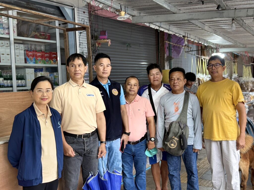 ทีมหอการค้าพูดคุยกับพ่อค้าแม่ค้าและชาวบ้านในพื้นที่และช่วยซื้อสินค้า
