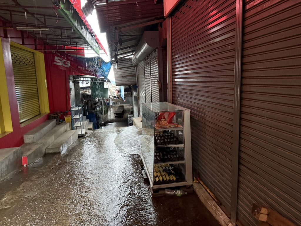 ร้านค้าบริเวณชายแดนบ้านหาดเล็กที่เงียบเหงา สินค้าปลาของแห้งเหลือเต็มไม่มีคนมาซื้อ