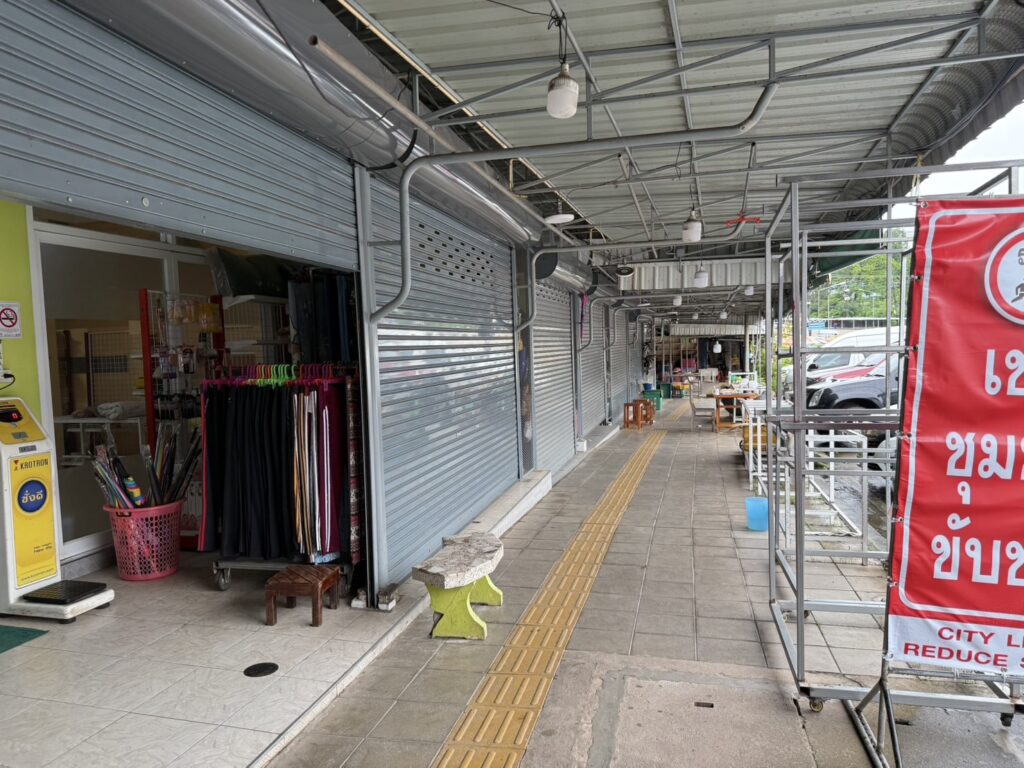 ร้านค้าบริเวณชายแดนบ้านหาดเล็กที่เงียบเหงา สินค้าปลาของแห้งเหลือเต็มไม่มีคนมาซื้อ