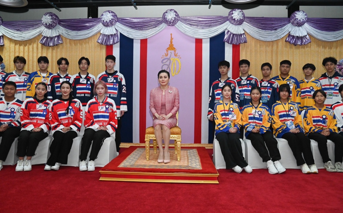 พระราชินี พระราชทานถ้วยรางวัลฮอกกี้ คู่ชิงชนะเลิศ แห่งประเทศไทย
