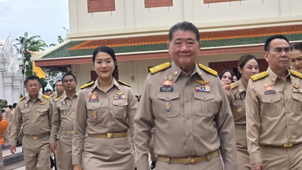 นายภูมิธรรม เวชยชัย