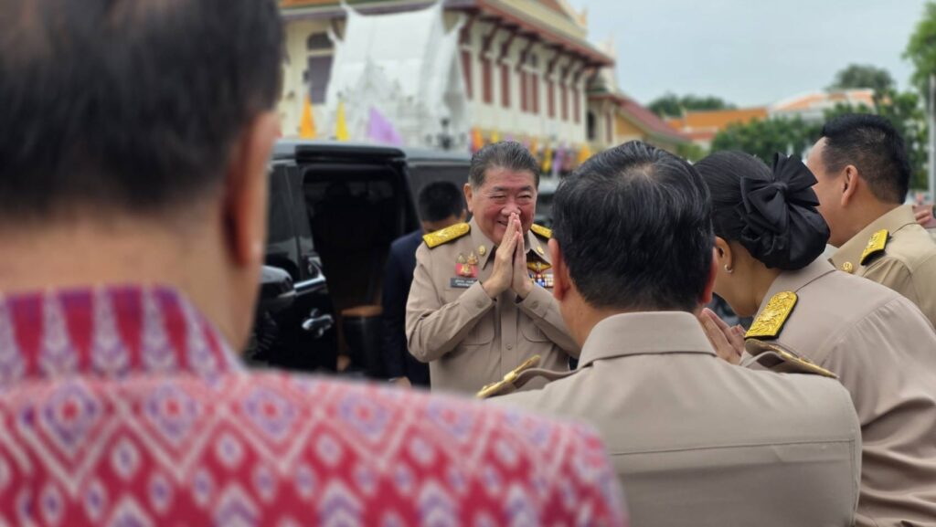 นายภูมิธรรม เวชยชัย