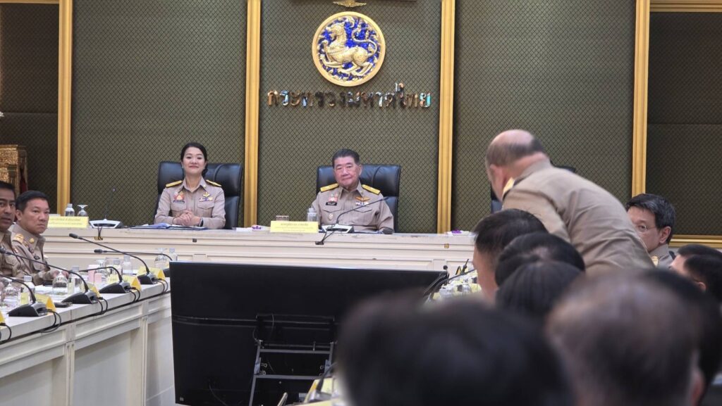 นายภูมิธรรม เวชยชัย