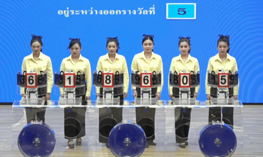 เจ้าหน้าที่ช่วยหมุนการออกรางวัล ผลสลากกินแบ่งรัฐบาล งวด 1 ก.ค. 2568 จาก สนง.ปลัดกระทรวงพลังงาน