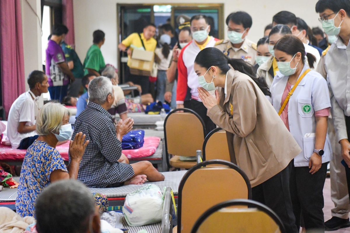 “อิ๊งค์” เยี่ยมให้กำลังใจชาวสุรินทร์ ที่ได้รับกระทบจากสถานการณ์ชายแดนไทย- กัมพูชา