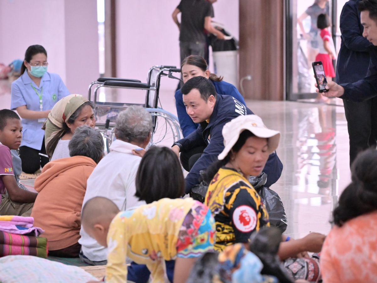 “สรวงศ์” ลงพื้นที่ชายแดนบุรีรัมย์ เยี่ยมผู้ได้รับผลกระทบเหตุปะทะไทย–กัมพูชา