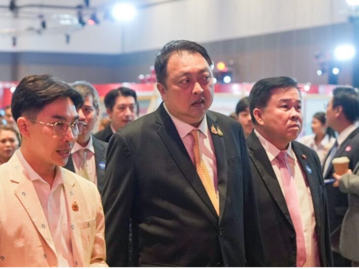 นายสุชาติ ชมกลิ่น