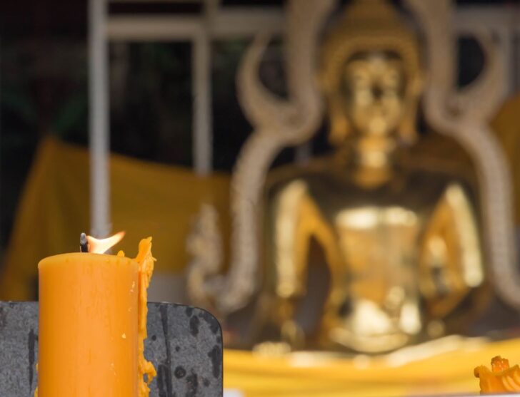 close-up-candle-statue เทียนพรรษา–หลอดไฟ ‘แสง’ ที่จุดโอกาสให้ธุรกิจ ในฤดูกาลแห่งศรัทธา
