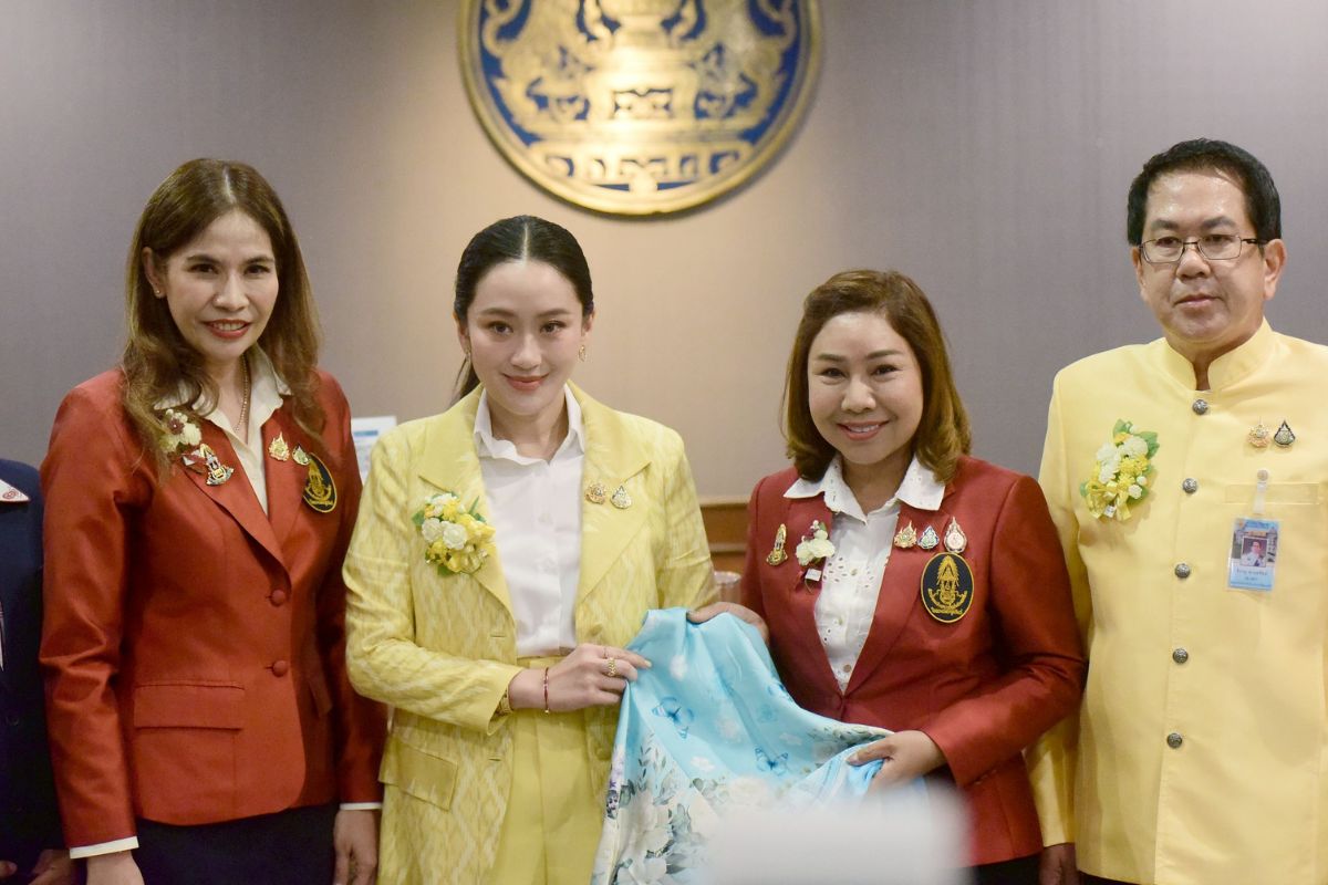 แพทองธาร-ภูมิธรรม ประชาสัมพันธ์ ดอกมะลิวันแม่แห่งชาติ ช่วยทุนการศึกษาเด็กด้อยโอกาส