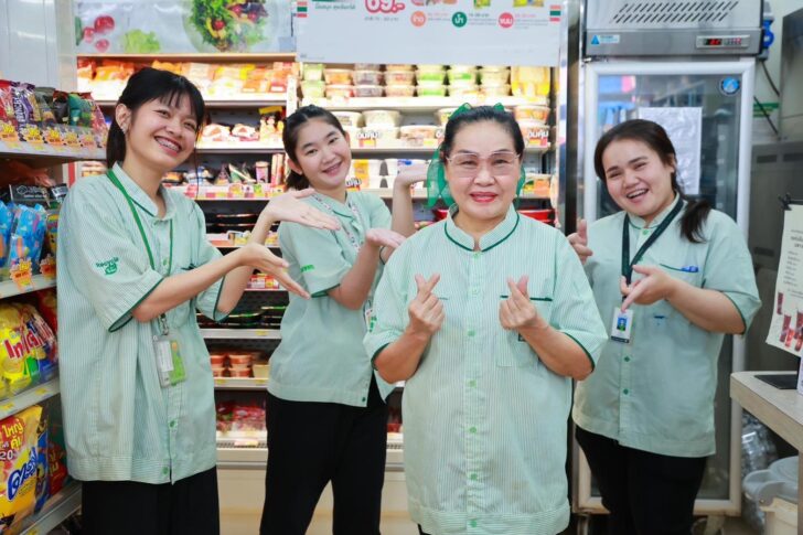 ซีพี ออลล์ ส่งต่อรอยยิ้มผ่านพนักงานวัยเก๋า ป้าทองเหลาวัย 62 ปี