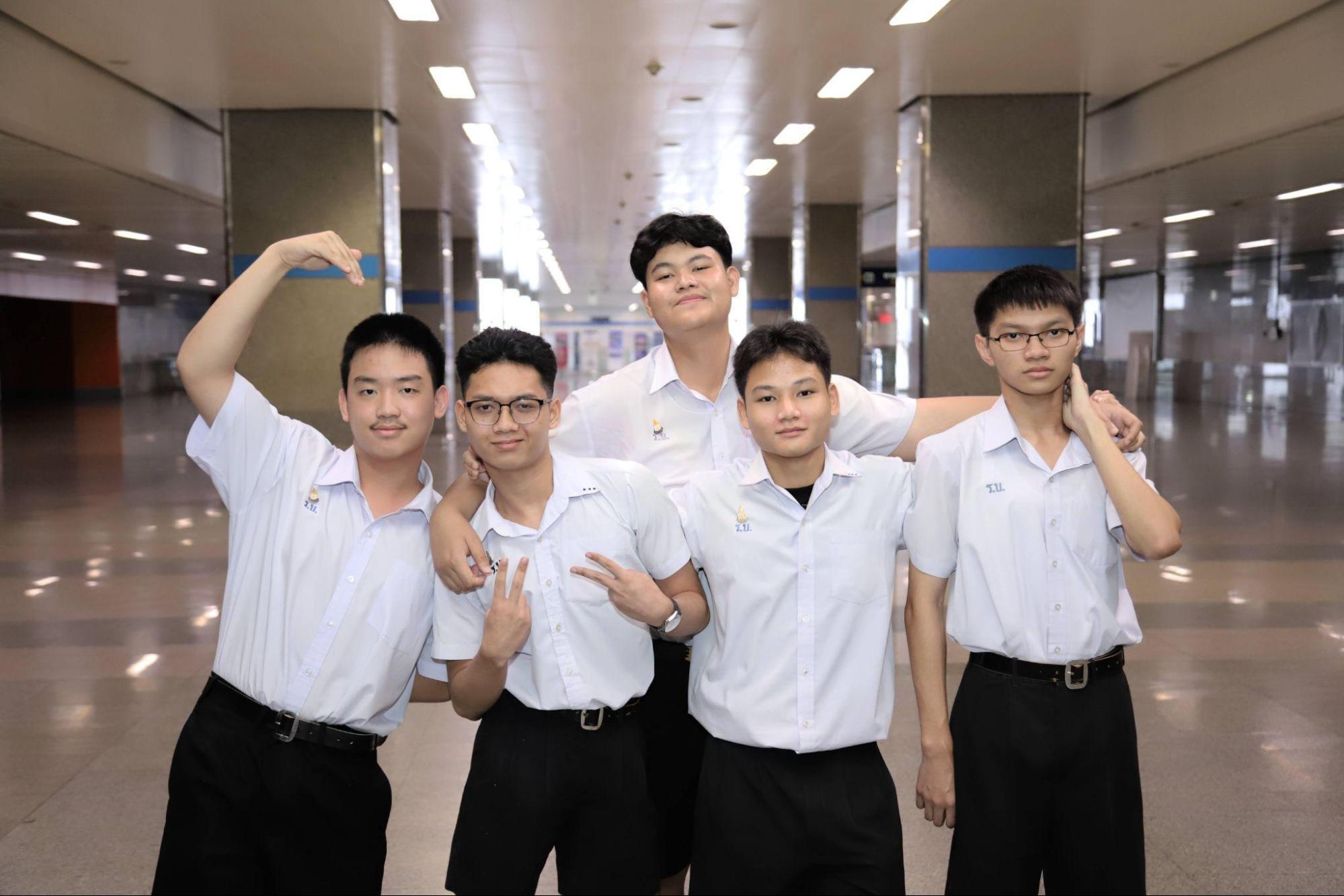 จากซ้าย : นายชุติพนธ์ เชษฐ์สกุลวิจิตร, นายสมศักดิ์ สิงห์ซอม, นายธภัทร ทวีชัย, นายชยพล วิกรานตพันธุ์  และนายชนะชล กตคุณวิสิทธิ์
