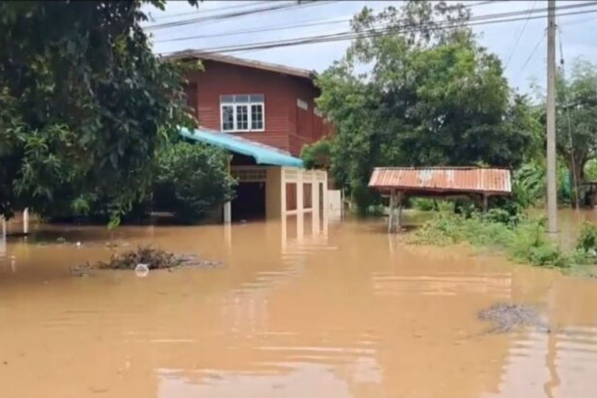 สุโขทัยอ่วม น้ำยมไหลแรง-เซาะตลิ่งซัดบ้านพัง เตรียมรับมวลน้ำจ่อทะลักโรงพยาบาล