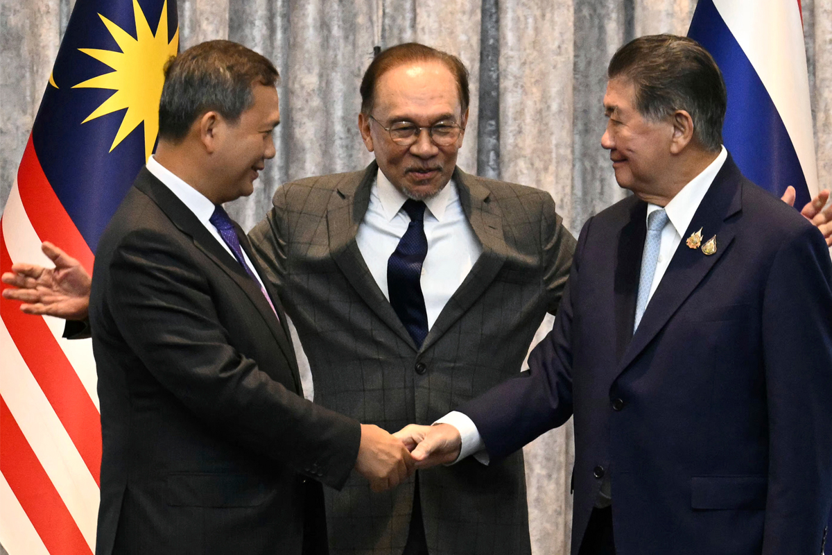 ไทยประท้วงเดือด-เขมรตุกติก ลอบถล่มอีกหลังผู้นำจับมือหยุดยิง