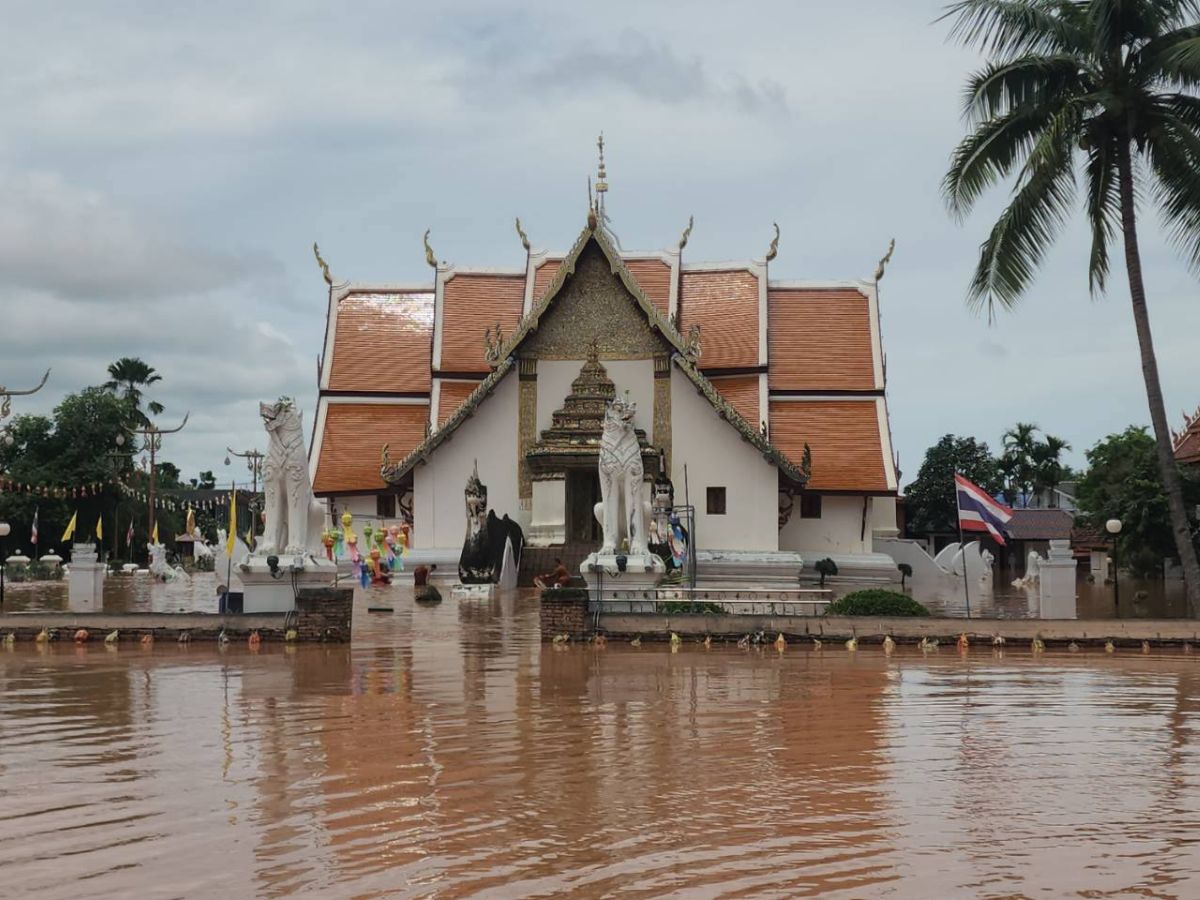 น้ำท่วมน่านยังวิกฤติ ‘วัดภูมินทร์’ หวั่นทรุดตัว หลังพบฐานพระอุโบสถแตกร้าวหลายจุด
