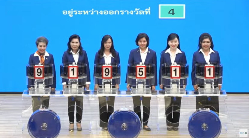 ผู้ช่วยหมุนการออกรางวัล คณะนักศึกษา หลักสูตร วตท. รุ่นที่ 25