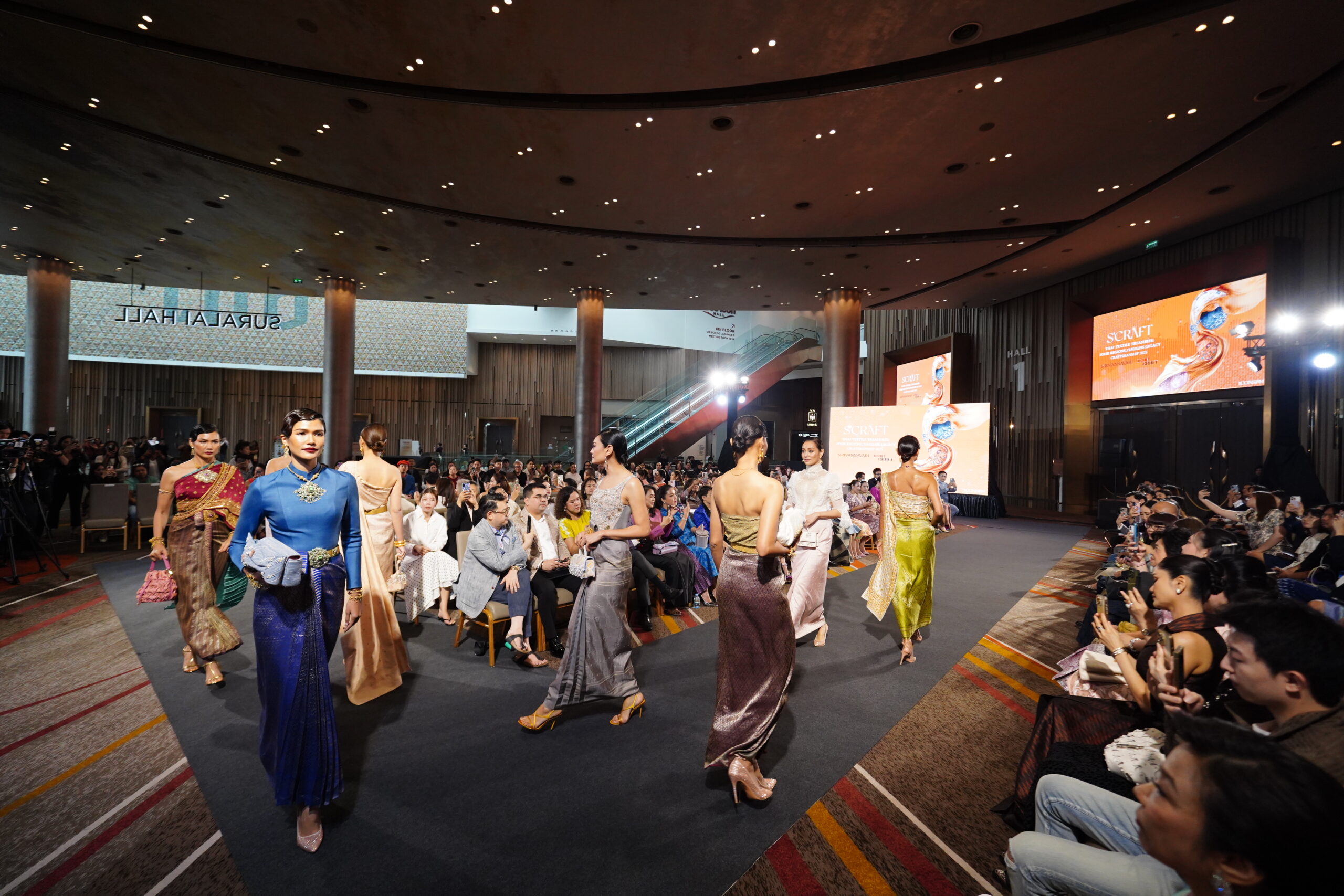 SIRIVANNAVARI อวดโฉมกระเป๋าผ้าทอสี่ภาค ผสานงานปักอันประณีต