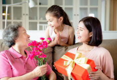 10 ของขวัญวันแม่ยอดนิยม ตั้งแต่อดีตถึงปัจจุบัน