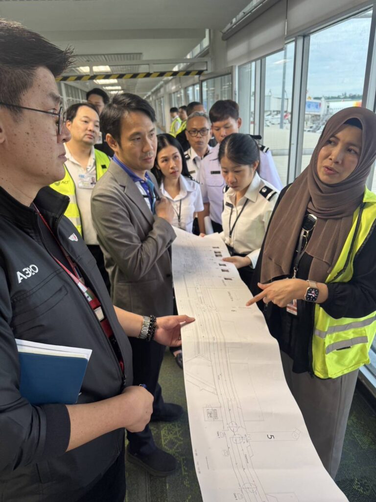 พลอากาศเอกมนัท ชวนะประยูร