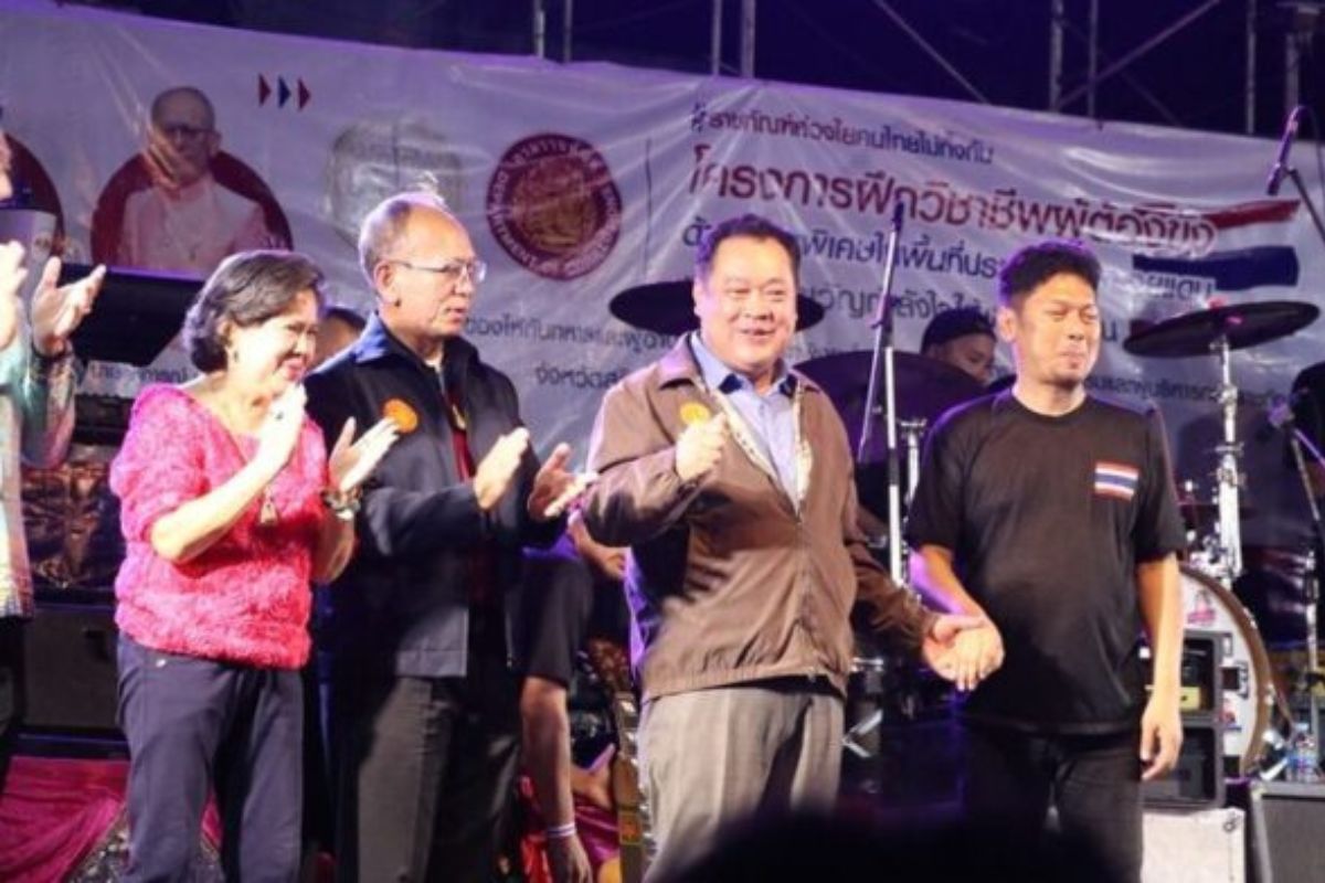 ‘ทวี’ ลงพื้นที่ศูนย์พักพิงสุรินทร์ จัดมินิคอนเสิร์ต “เสก โลโซ” สร้างกำลังใจผู้ประสบภัย