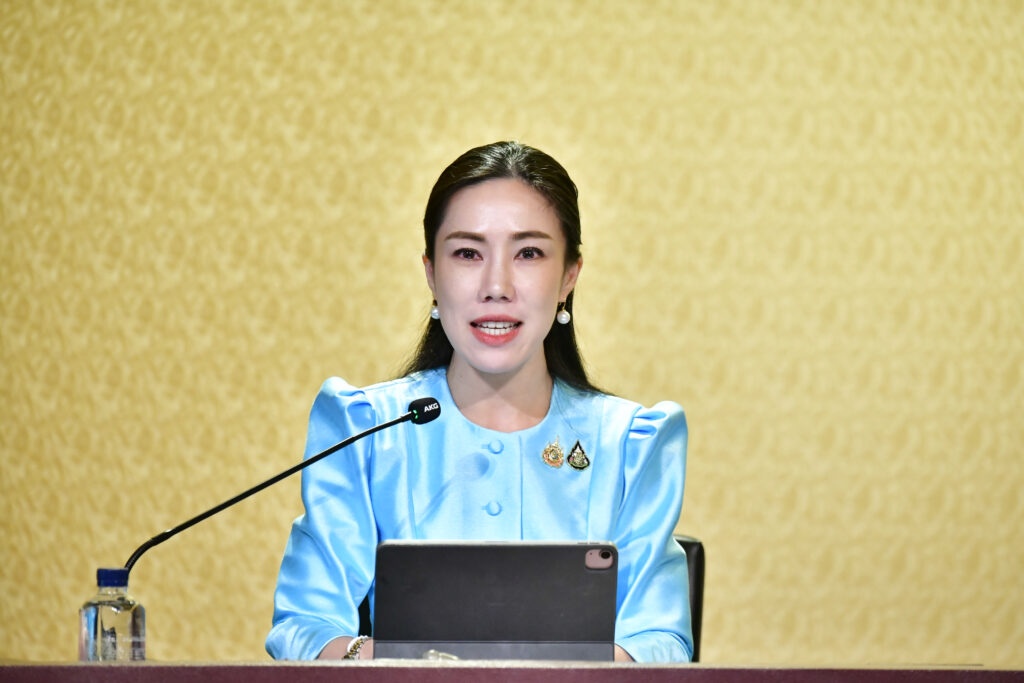 ศศิกานต์ วัฒนะจันทร์ รองโฆษกประจำสำนักนายกรัฐมนตรี แถลงมติคณะรัฐมนตรี (ครม.)