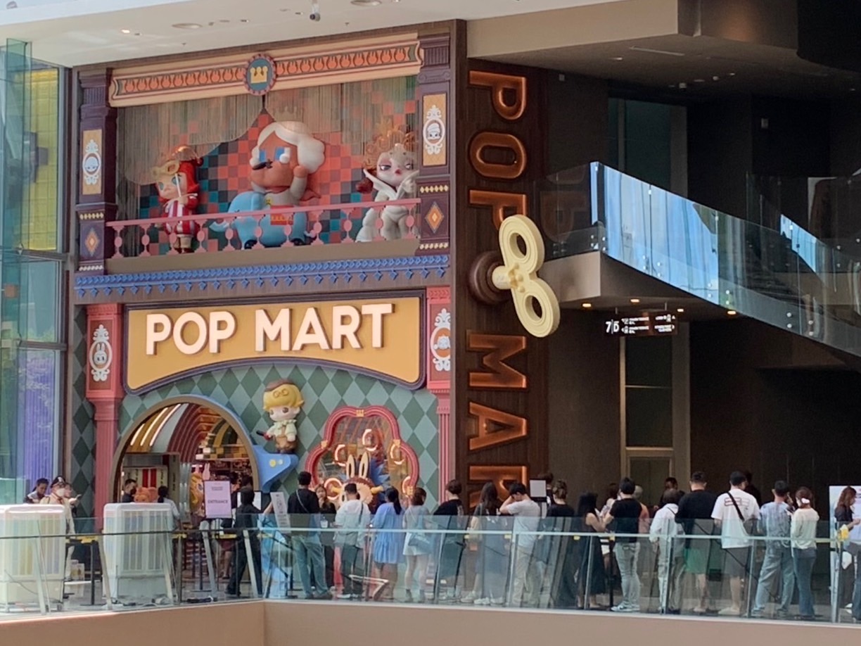 POP MART ไอคอนสยาม เปิดวันแรก แฟนอาร์ตทอยสุดคึกคัก แห่เข้าคิวล้นหลาม