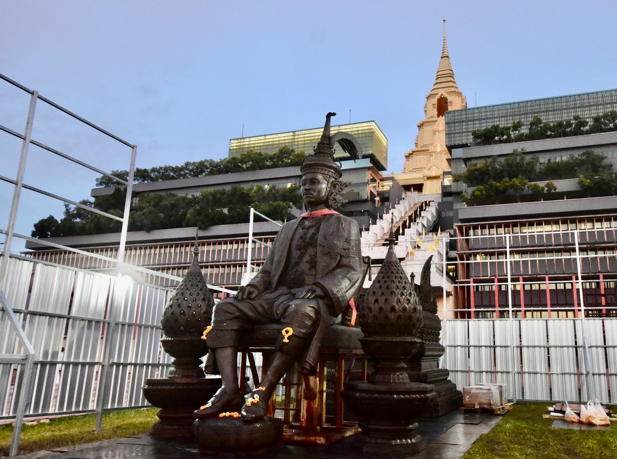 อัญเชิญพระบรมรูป ร.7 องค์ใหม่ ประดิษฐานหน้าอาคารรัฐสภา